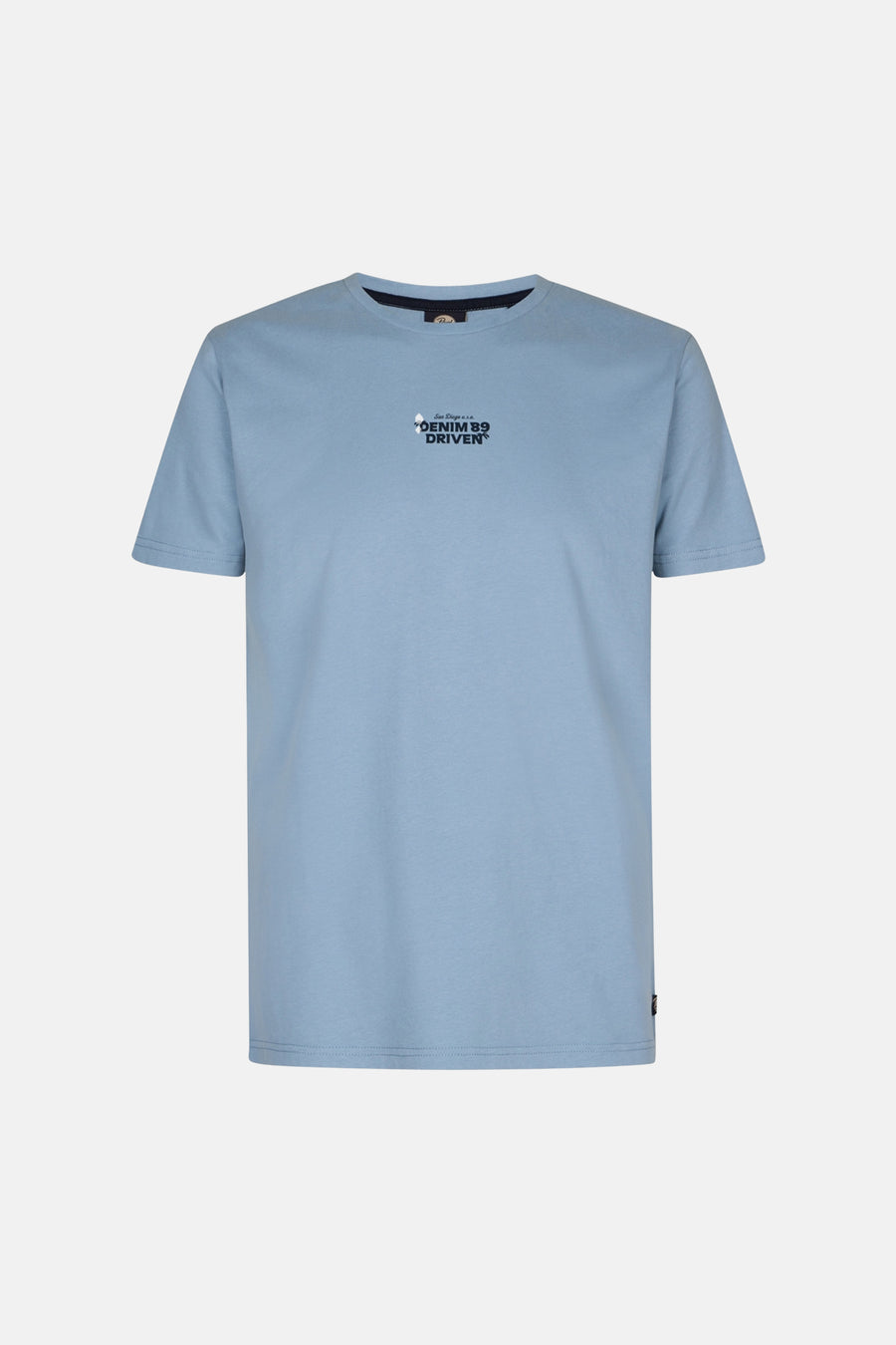 T-shirt bleu à manches courtes de Petrol Industries avec un imprimé texte décoratif sur le devant.
