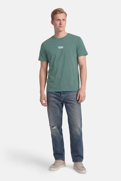 T-shirt à manches courtes vert de Petrol Industries®, porté avec un jean et des baskets décontractées.