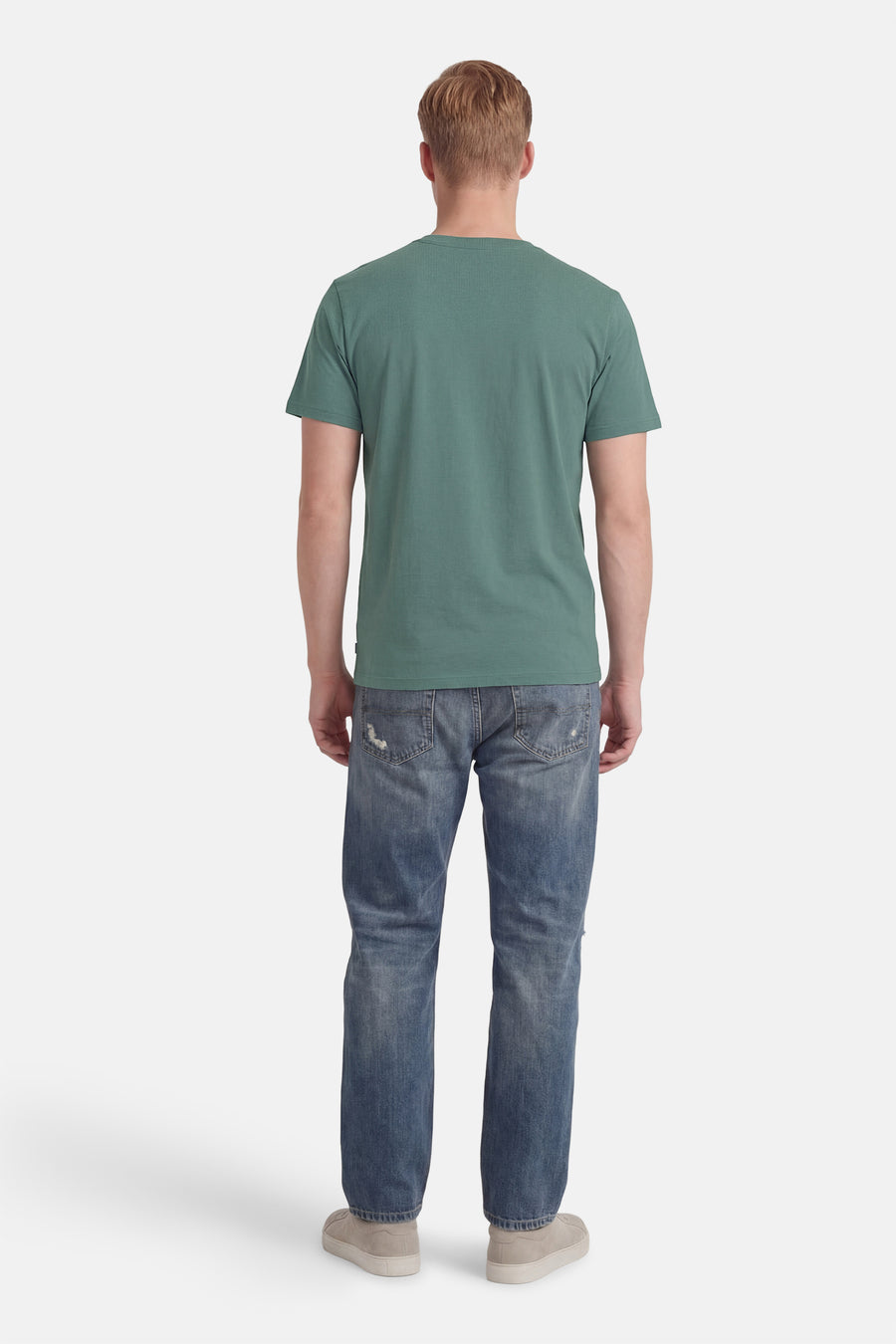 T-shirt à manches courtes vert de Petrol Industries®, porté avec un jean délavé et des baskets beige.
