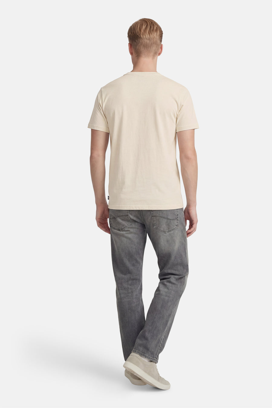 Ecru T-shirt met korte mouwen van Petrol Industries, met korte mouwen en gedragen met een grijs gewassen spijkerbroek.