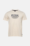 Ecru T-shirt met korte mouwen van Petrol Industries, met een grafische print op de voorkant, gedragen met een grijze jeans en sneakers.
