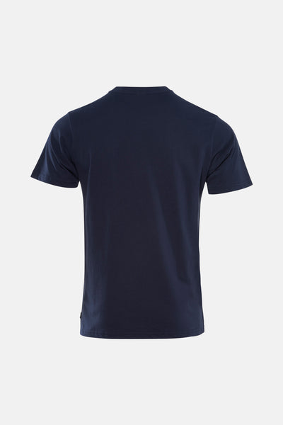 Blauw T-shirt met korte mouwen van Petrol Industries, gedragen met een lichte spijkerbroek en grijze suède schoenen, achtergezicht.