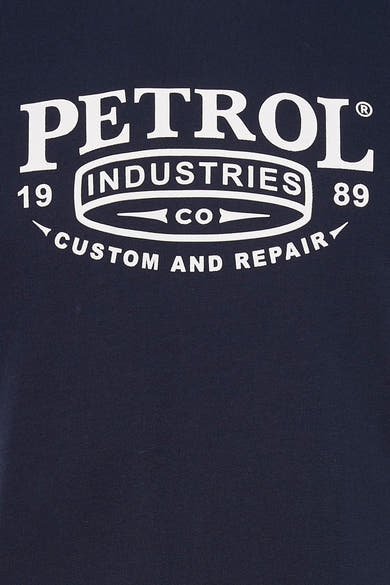 T-shirt à manches courtes bleu de Petrol Industries® avec un imprimé graphique blanc sur le devant.