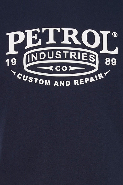 T-shirt à manches courtes bleu de Petrol Industries® avec un imprimé graphique blanc sur le devant.
