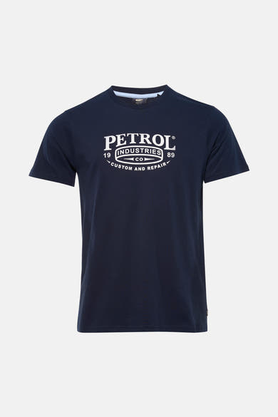 T-shirt bleu à manches courtes de Petrol Industries®, avec un imprimé texte blanc sur le devant.