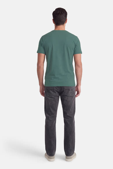 Groen T-shirt met korte mouwen van Petrol Industries, achterkant, gedragen met een zwarte jeans.