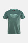 Groen T-shirt met korte mouwen van Petrol Industries®, gedragen met een donkergrijze jeans en beige lage sneakers.