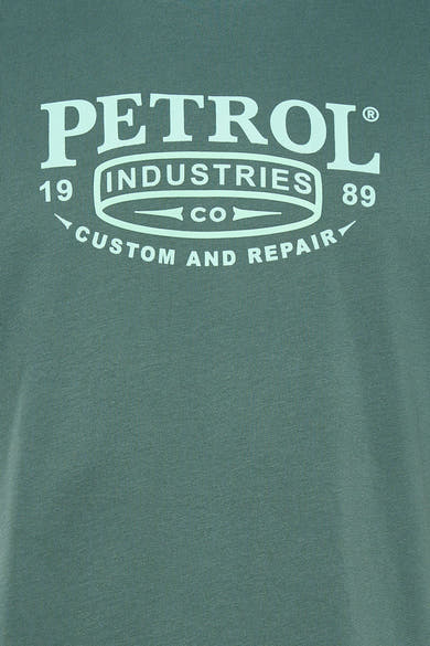 Groen T-shirt met korte mouwen van Petrol Industries®, versierd met een vintage logo-opdruk.