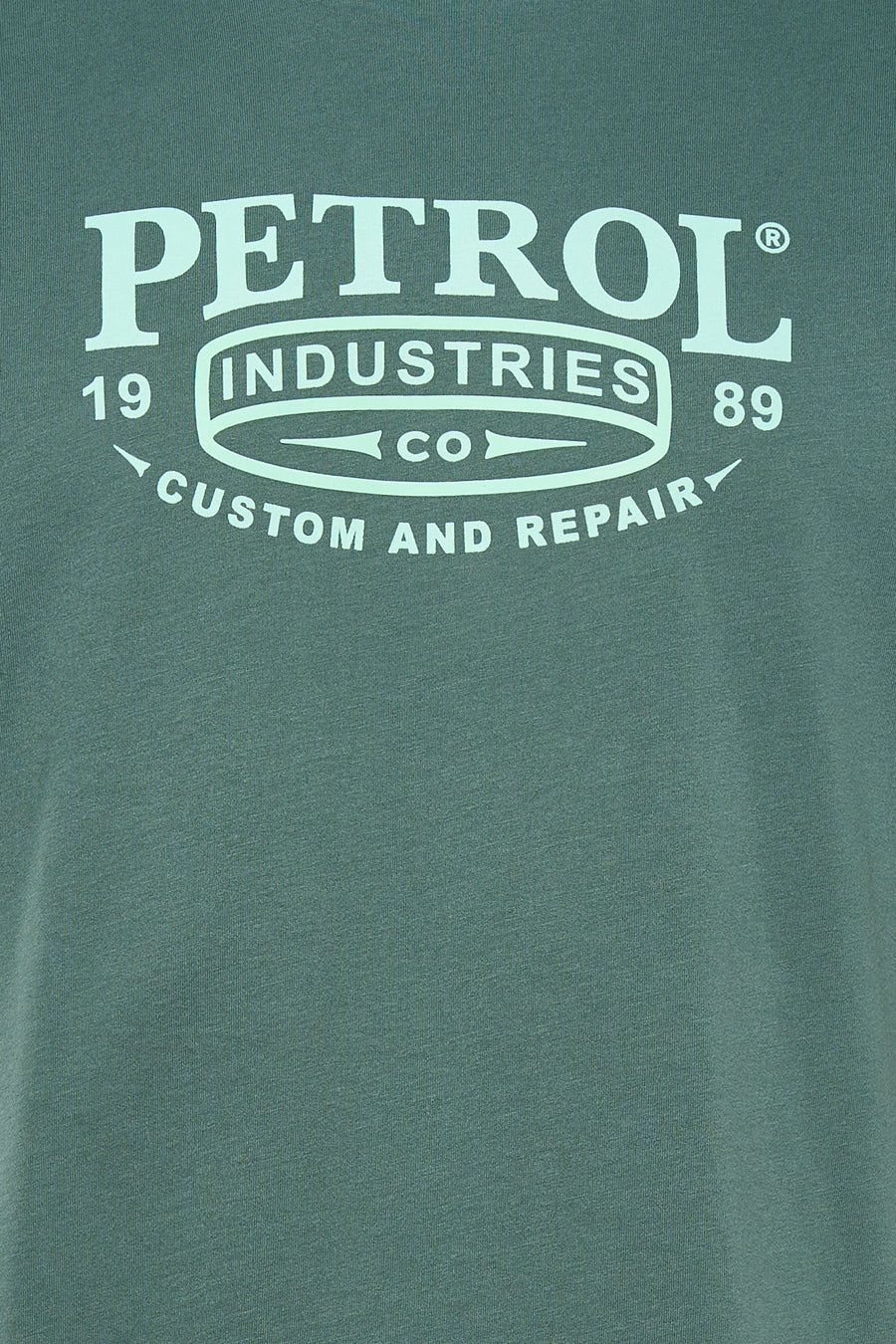 Groen T-shirt met korte mouwen van Petrol Industries®, versierd met een vintage logo-opdruk.