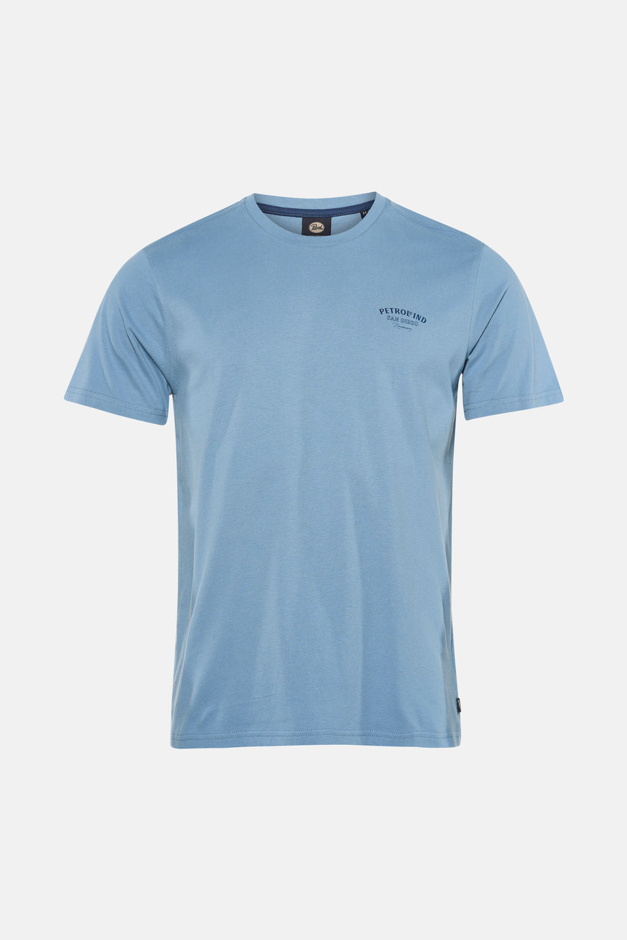 Blauw T-shirt met korte mouwen van Petrol Industries®, met een opdruk op de rug, gedragen met een casual spijkerbroek.