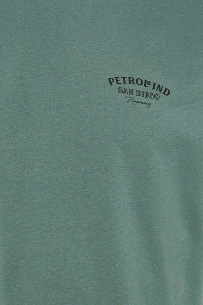 T-shirt à manches courtes vert de Petrol Industries®, avec un imprimé texte centré sur la poitrine.