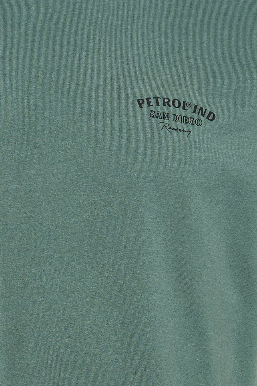 Groen T-shirt met korte mouwen van Petrol Industries®, met een tekstprint gecentreerd op de borst.