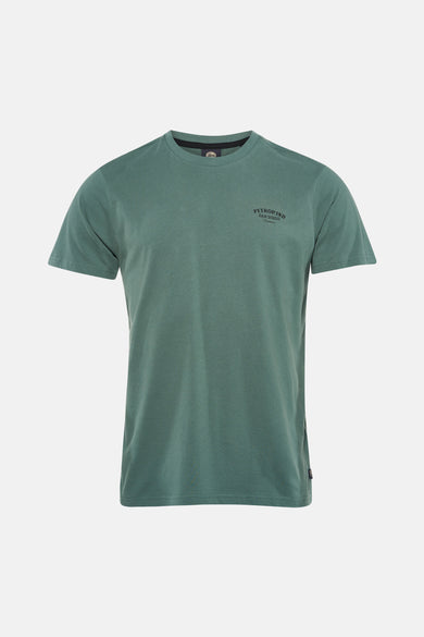 Groen T-shirt met korte mouwen van Petrol Industries, met een zwarte print op de rug, gedragen met een verbleekte spijkerbroek.