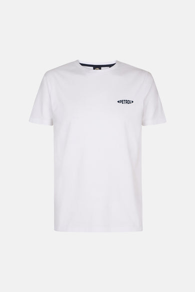 T-shirt blanc à manches courtes de Petrol Industries, avec un logo discret sur la poitrine.
