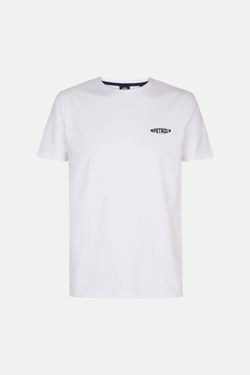 T-shirt blanc à manches courtes de Petrol Industries, avec un logo discret sur la poitrine.
