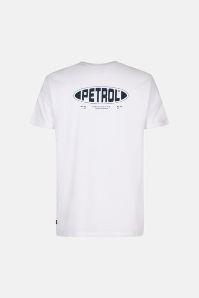 T-shirt blanc à manches courtes de Petrol Industries, avec un logo ovale sur le dos.