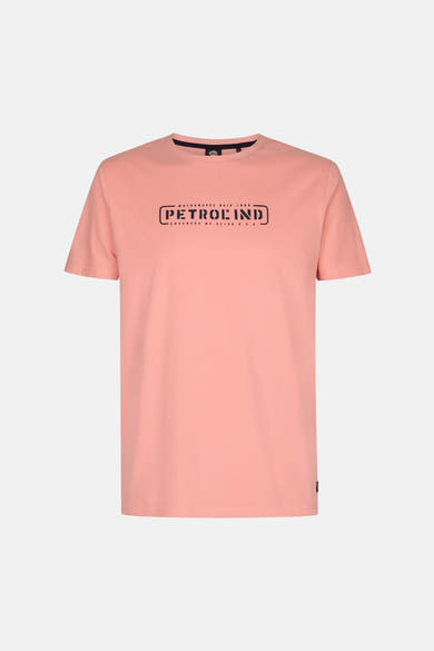T-shirt à manches courtes rose de Petrol Industries, avec un logo imprimé sur le devant.