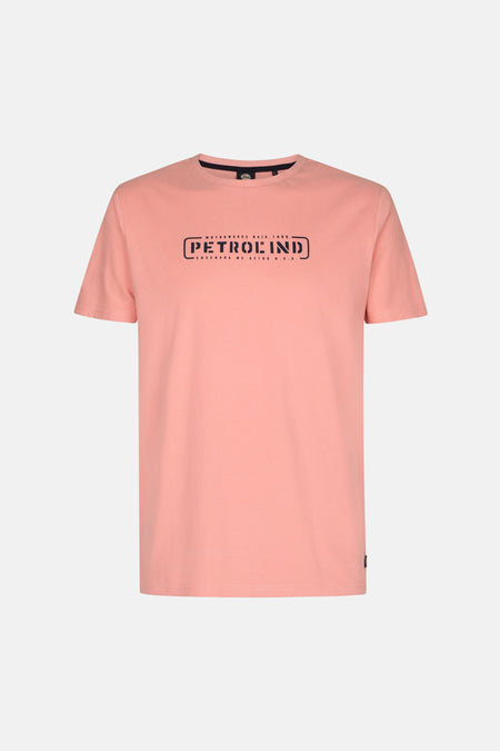 Roze T-shirt met korte mouwen van Petrol Industries, achterkant, met een klein zwart label onderaan.