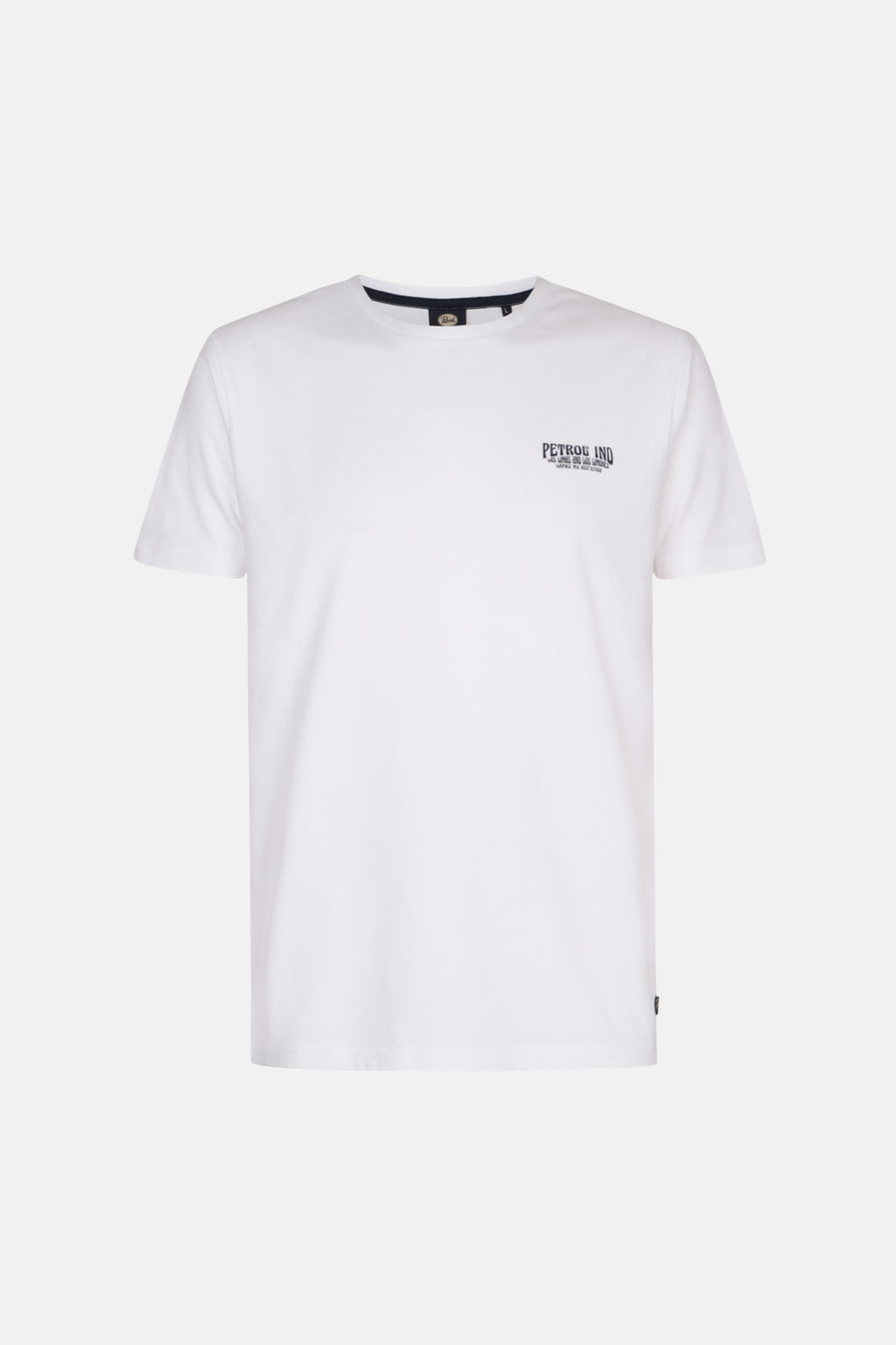 T-shirt blanc à manches courtes de Petrol Industries avec un logo imprimé sur la poitrine.