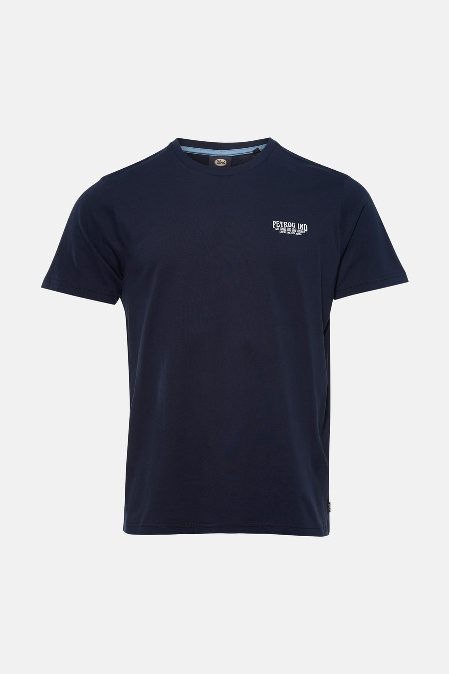 Blauw T-shirt met korte mouwen van Petrol Industries®, gedragen met een verbleekte spijkerbroek en witte sneakers.