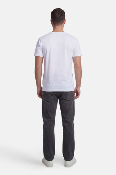 Wit T-shirt met korte mouwen van Petrol Industries®, gedragen met een donkere spijkerbroek en witte schoenen, achtergezicht.