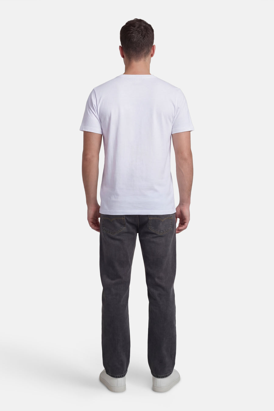 Wit T-shirt met korte mouwen van Petrol Industries®, gedragen met een donkere spijkerbroek en witte schoenen, achtergezicht.