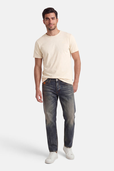 T-shirt à manches courtes écru de Petrol Industries®, porté avec un jean délavé et des baskets blanches.