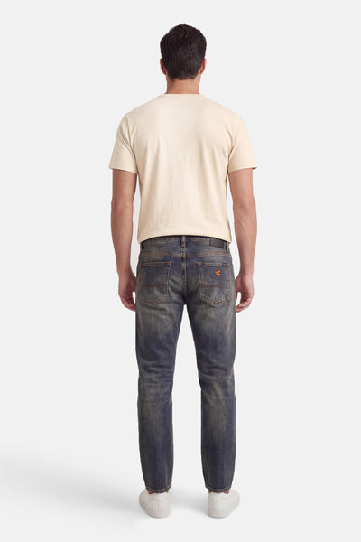 T-shirt à manches courtes écru de Petrol Industries®, porté avec un jean et des baskets blanches, vue de dos.