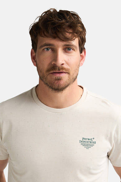 T-shirt beige à manches courtes de Petrol Industries®, avec un logo imprimé sur la poitrine.
