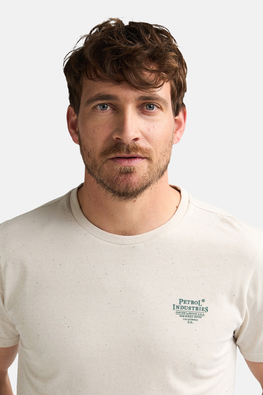 T-shirt beige à manches courtes de Petrol Industries®, avec un logo imprimé sur la poitrine.
