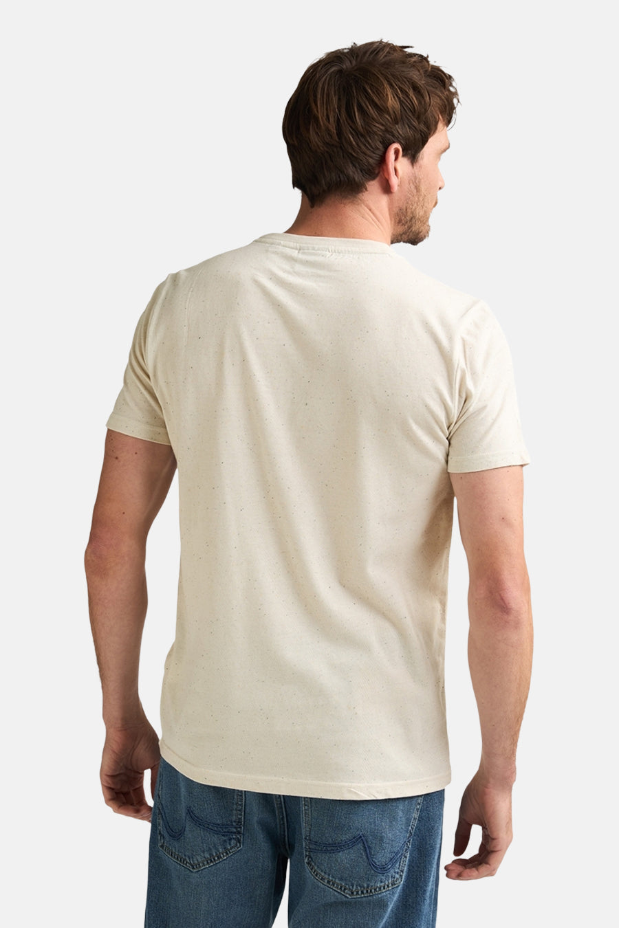 Beige T-shirt met korte mouwen van Petrol Industries®, met subtiele spikkels, gedragen met een spijkerbroek.
