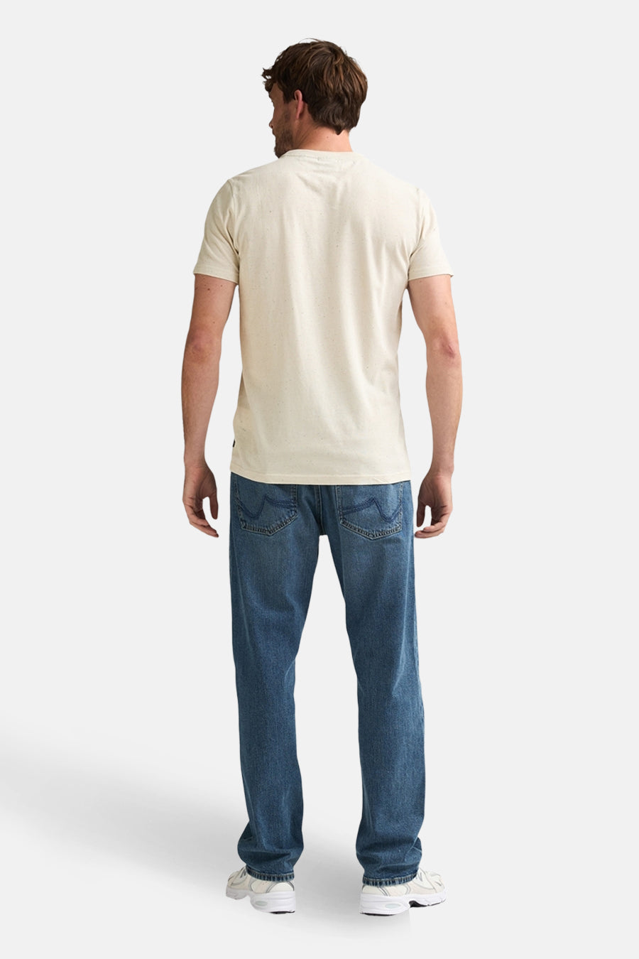 Beige T-shirt met korte mouwen van Petrol Industries®, gedragen met een blauwe jeans en witte sneakers, achtergezicht.