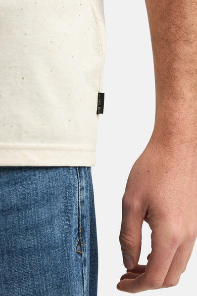 Beige T-shirt met korte mouwen van Petrol Industries, gevlekt gemêleerd uiterlijk, gedragen met een blauwe jeans.