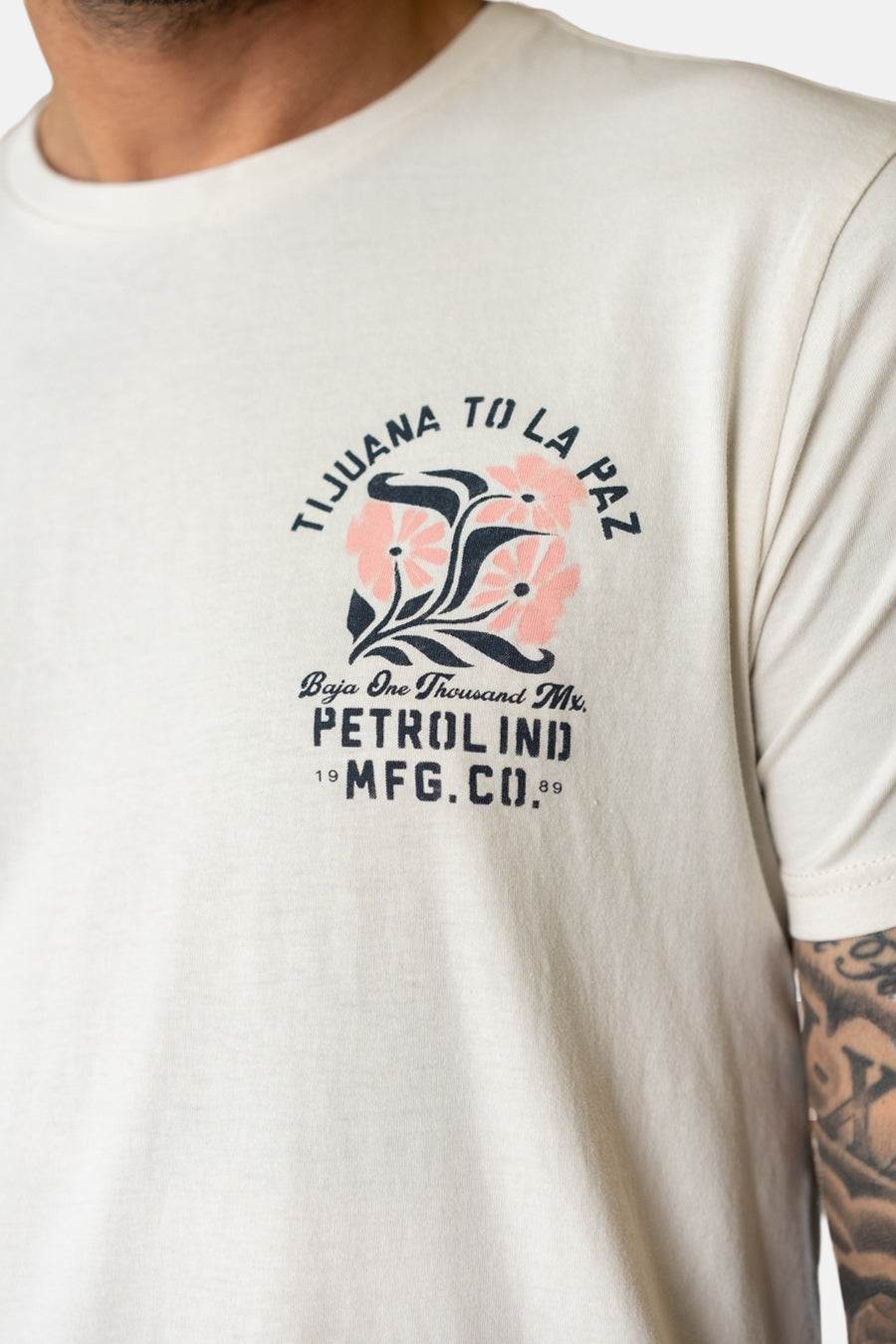 T-shirt à manches courtes écru de Petrol Industries avec imprimé graphique floral sur le devant.