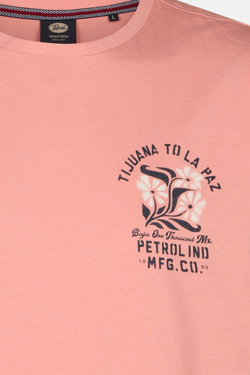 T-shirt corail à manches courtes de Petrol Industries avec un imprimé graphique floral.