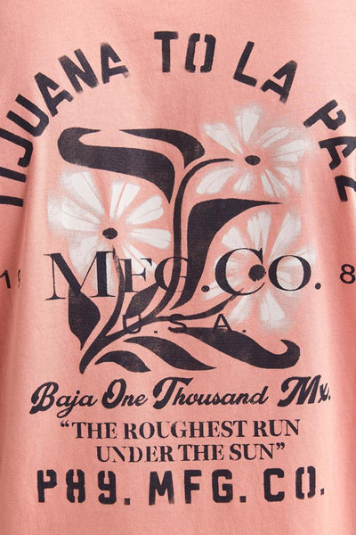 T-shirt corail à manches courtes de Petrol Industries®, avec motif graphique floral noir et blanc.
