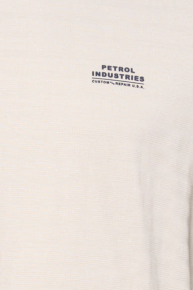 T-shirt beige à manches courtes de Petrol Industries, avec motif texturé à rayures horizontales et logo imprimé.