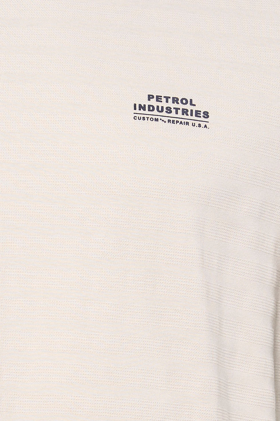 T-shirt beige à manches courtes de Petrol Industries, avec motif texturé à rayures horizontales et logo imprimé.