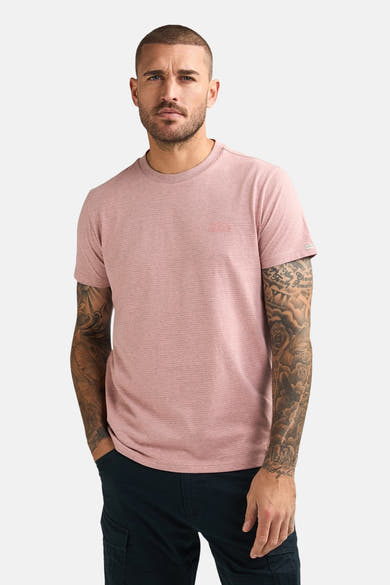 Koraalkleurig T-shirt met horizontale strepen van Petrol Industries, met opgestikt logolabel en zichtbare onderkant van marineblauwe broek.