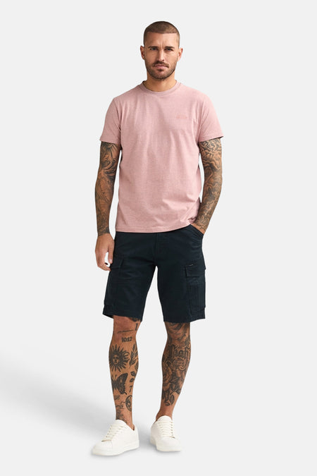 Koraalrood T-shirt van Petrol Industries®, gedragen door een man met tatoeages.