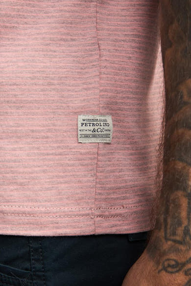 T-shirt corail à rayures horizontales par Petrol Industries, avec étiquette logo cousue et bas visible de pantalon bleu marine.