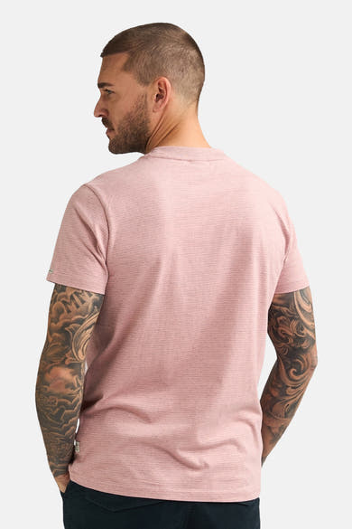 Koraalkleurig gestreept T-shirt van Petrol Industries, gedragen door een getatoeëerde man, achtergezicht.