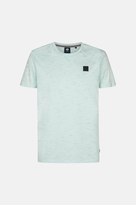 Groen T-shirt met korte mouwen van Petrol Industries, met gemêleerd patroon en zwart embleem op de borst.