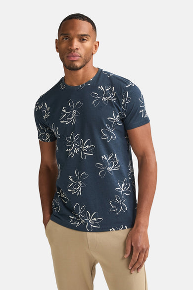 Blauw T-shirt met korte mouwen van Petrol Industries®, met een wit bloemenpatroon over de gehele stof.