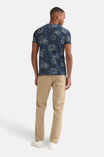 T-shirt à manches courtes bleu par Petrol Industries®, avec un motif floral blanc sur l'ensemble du tissu.
