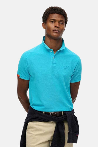 Blauwe polo met korte mouwen van SUPERDRY, met discreet logo op de borst en oranje detail op de mouw.