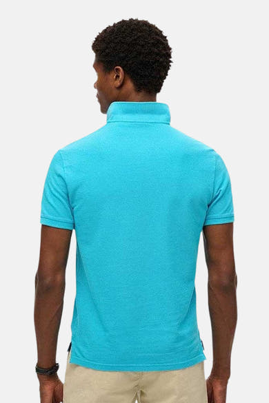 Blauw poloshirt met korte mouwen van SUPERDRY, van achteren gezien, gedragen met een beige broek.