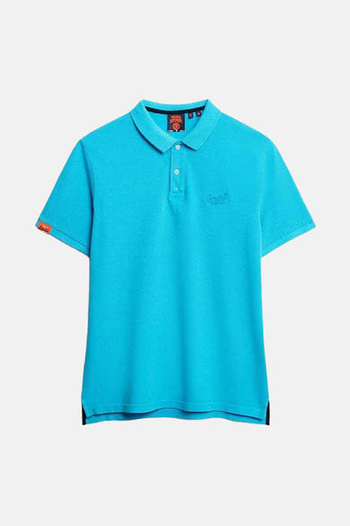 Polo bleu à manches courtes de SUPERDRY, avec logo discret sur la poitrine et détail orange sur la manche.
