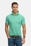 Groen poloshirt van SUPERDRY, achterkant, gedragen met een spijkerbroek.