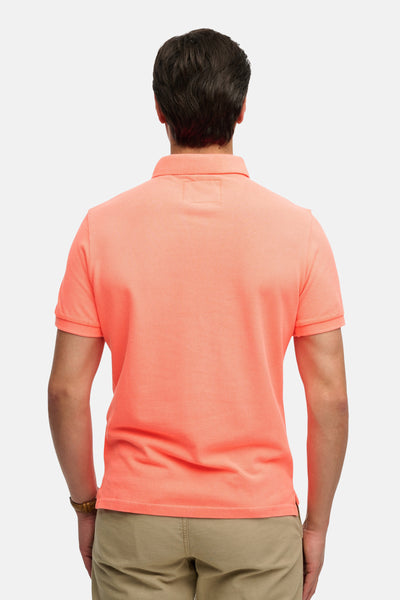 Polo corail de SUPERDRY vu de dos, avec un col, un empiècement carré au col arrière, et un short kaki.